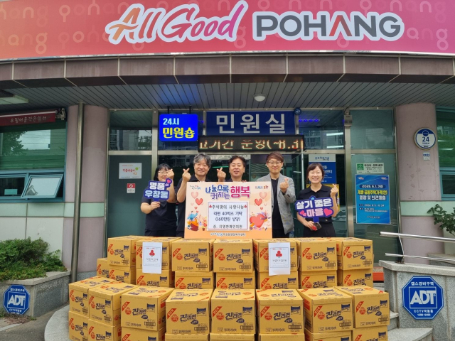 지난 9일 포항시 북구 우창동행정복지센터에서 지영환화인의원 원장과 직원 등이 추석맞이 사랑의 라면 50상자를 기탁하고 기념촬영을 하고 있다. 지영환화인의원 제공.
