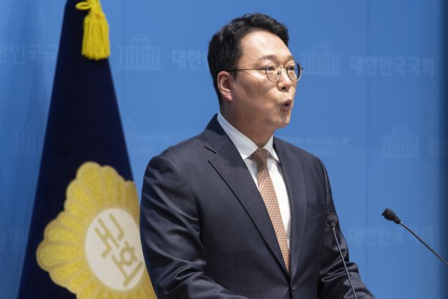 개혁신당 천하람 대표 권한대행이 10일 국회 소통관에서 강신철 국방부 장관 후보자 가족 부동산 투자 의혹 관련 기자회견을 하고 있다. 연합뉴스
