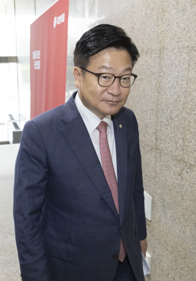 국민의힘 정점식 원내대표가 10일 국회에서 가진 긴급 현안 브리핑에서 민주당의 선관위 특검 파견 검사수사권 폐지 발의 관련 입장을 밝힌 뒤 이동하고 있다. 연합뉴스