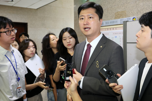 우재준 청년최고위원이 10일 국회에서 열린 최고위원회의를 마친 뒤 이석하며 기자들의 질의에 답하고 있다. 우 최고위원은 이날 무소속 한동훈 의원의 김승원 법무부 장관 후보자 인사청문회 참여를 위해 한 의원의 국민의힘 당적 회복을 건의했다. 연합뉴스