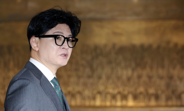 무소속 한동훈 의원이 10일 국회 로텐더홀에서 취재진의 질의에 답변하고 있다. 연합뉴스