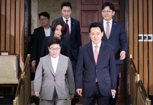 국민의힘 장동혁 대표와 임이자 정책위의장이 9일 국회에서 당 정책위원회 주최로 열린 