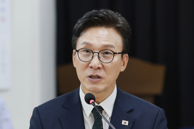 더불어민주당 김민석 대표가 10일 서울 영등포구 여의도 한국노동조합총연맹을 방문해 인사말하고 있다. 연합뉴스