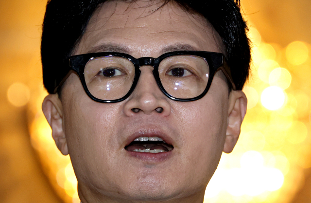 무소속 한동훈 의원이 10일 국회 로텐더홀에서 취재진의 질의에 답변하고 있다. 연합뉴스