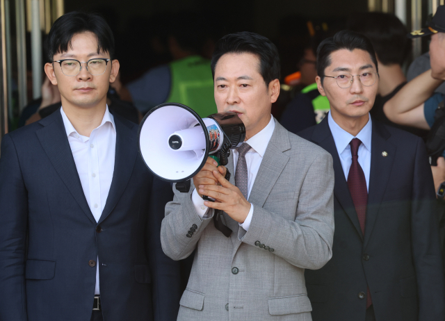 국민의힘 장동혁 대표가 8일 서울 송파구 올림픽공원 핸드볼경기장에서 나와 발언하고 있다. 연합뉴스