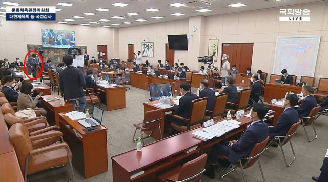 안철수 국민의힘 의원이 공개한 2021년 국회 문화체육관광위원회 국정감사 당시 모습.