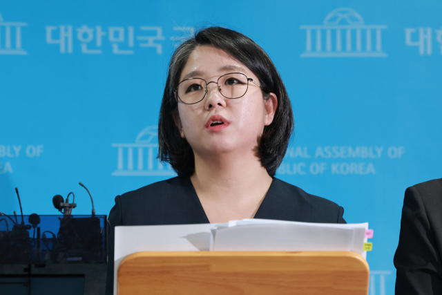 용혜인 성평등가족부 장관 후보자가 10일 국회 소통관에서 본인과 기본소속당을 둘러싼 논란과 관련해 해명하는 기자회견을 마친 뒤 취재진 질문에 답하고 있다. 연합뉴스