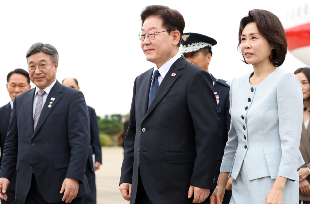 프랑스 국빈 방문 일정을 마치고 귀국한 이재명 대통령과 김혜경 여사가 10일 성남 서울공항에서 이동하고 있다. 연합뉴스