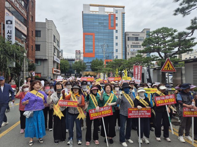 10일 경주시청 앞에서 안강두류 산업폐기물매립장 반대투쟁위원회와 시민사회단체, 주민들이 두류리 산업폐기물 매립장 조성에 반대하는 집회를 열고 있다.