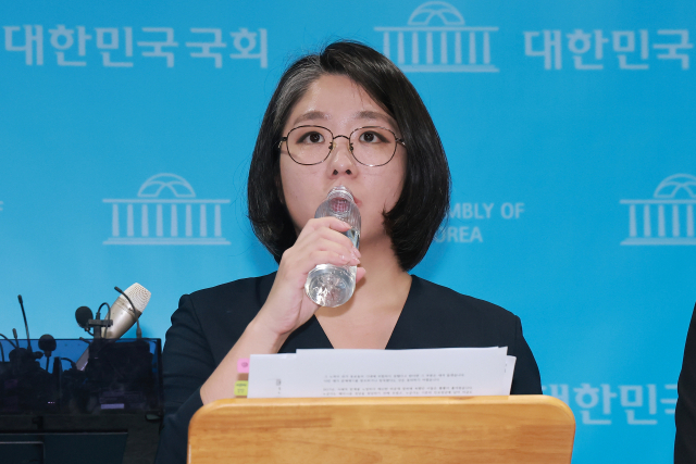 용혜인 성평등가족부 장관 후보자가 10일 국회 소통관에서 본인과 기본소득당을 둘러싼 논란과 관련해 해명하는 기자회견을 마친 뒤 질의응답을 준비하며 물을 마시고 있다. 연합뉴스