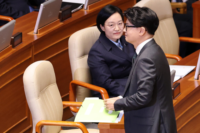 무소속 한동훈 의원이 10일 국회에서 열린 제439차 정기회 본회의에서 외교·통일·안보 분야 대정부 질문을 마친 뒤 한성숙 국무총리 옆으로 지나가고 있다. 한 의원은 이날 기자들 상대로 가진 기자회견 도중 국무총리실 직원이 소속을 밝히지 않은 채 일반인인 것처럼 질문했다며 야당 의원 사찰 의혹을 제기했다. 연합뉴스