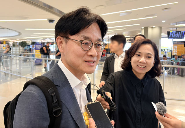 김정관 산업통상부 장관이 10일(현지시간) 미국 뉴욕 인근 뉴와크 공항에 도착, 기자들의 질문에 답하고 있다. 연합뉴스