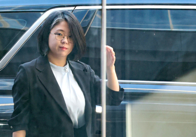 용혜인 성평등가족부 장관 후보자가 11일 서울 서대문구에 마련된 인사청문회 준비 사무실로 출근하고 있다. 연합뉴스