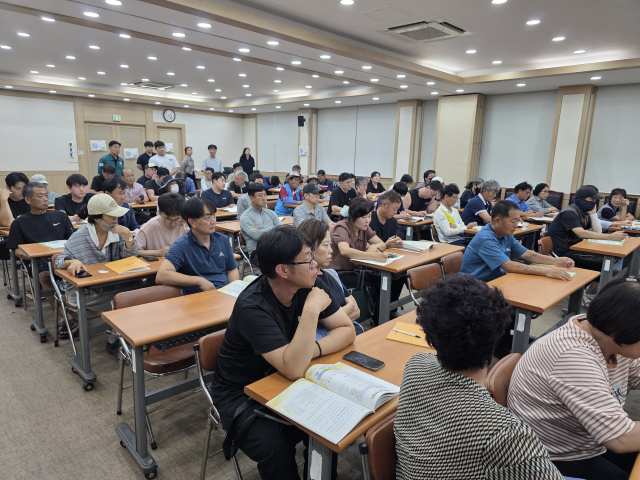 성주군 외국인 계절근로 고용주 교육 참가자들이 강사의 말에 귀를 기울이고 있다. 이영욱 기자