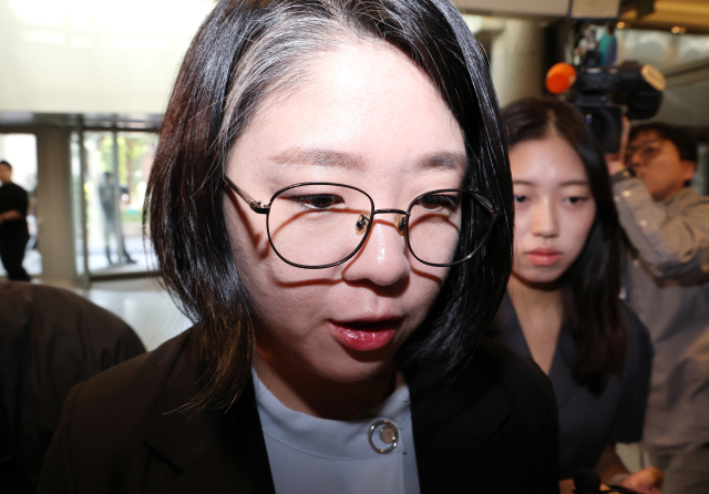 용혜인 성평등가족부 장관 후보자가 11일 서울 서대문구에 마련된 인사청문회 준비 사무실로 출근하고 있다. 연합뉴스