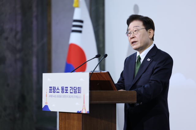 이재명 대통령이 9일(현지시간) 프랑스 파리 한 호텔에서 열린 동포 오찬간담회에서 격려사를 하고 있다. 연합뉴스