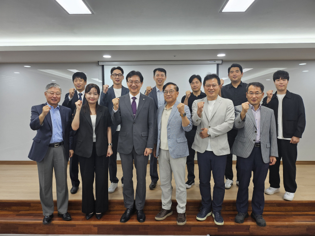 윤재웅 대구대학교 총장과 삼성전자 평택캠퍼스 주요 PM 3사 관계자들이 기념 촬영을 하고 있다. 대구대 제공