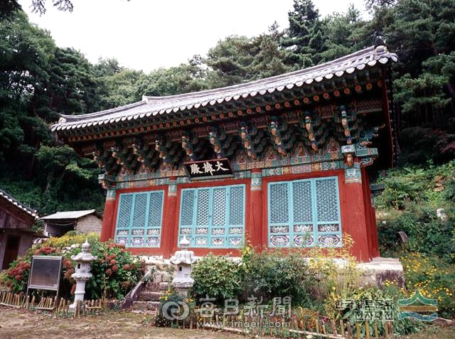 영천 거동사 대웅전 전경. 영천시 제공