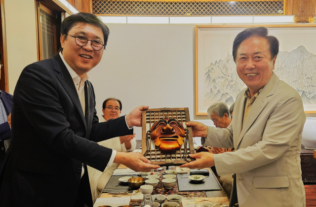 권기창 안동시장은 12일 안동 주요 관광지를 찾은 최휘영 문화체육관광부 장관을 만나 안동지역 문화체육관광분야 현안 국비지원 사업을 건의했다. 안동시 제공