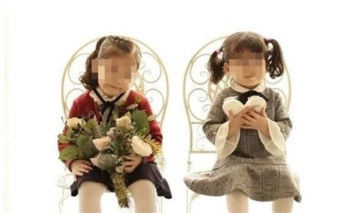머리 부위 손상으로 사망한 A양(오른쪽)과 언니. A양 부친 제공