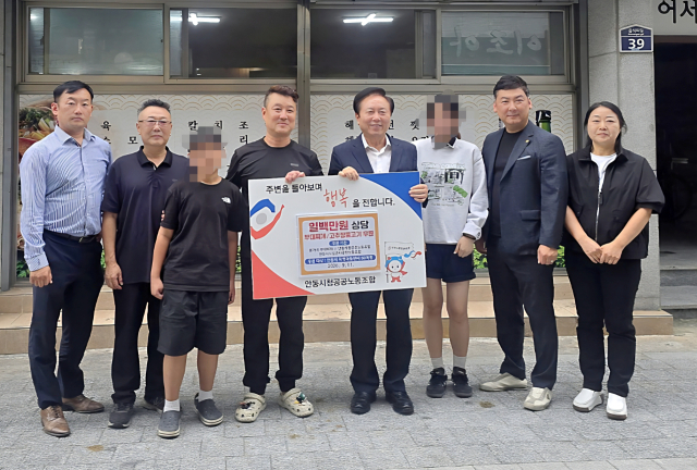 안동시청공공노동조합과 안동시시설관리공단노동조합, 윤가네 부대찌개가 지난 11일 지역아동센터를 통해 부대찌개와 고추장불고기 등 100만원 상당의 명절 음식을 전달했다. 이 자리에 권기창 안동시장(사진 오른쪽에서 네번째)도 참석했다. 안동시청공공노동조합 제공