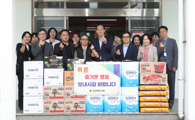 지난 10일 경북도의회 건설소방위원회 이종평 도의원(청도·국민의힘)이 의회사무처 직원들과 함께 청도군 월곡리에 있는 청도군장애인보호작업장을 방문해 위문품을 전달하고 시설 관계자와 장애인 근로자들을 만나 명절 인사를 전했다. 경북도의회 제공