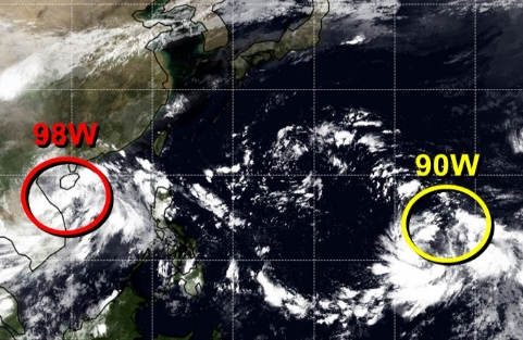 미국 합동태풍경보센터(JTWC, Joint Typhoon Warning Center) 감시 98W 열대요란(향후 25호 태풍 두쥐안 발달 가능성), 90W 열대요란(향후 26호 태풍 수리개 발달 가능성) 위치. JTWC 홈페이지
