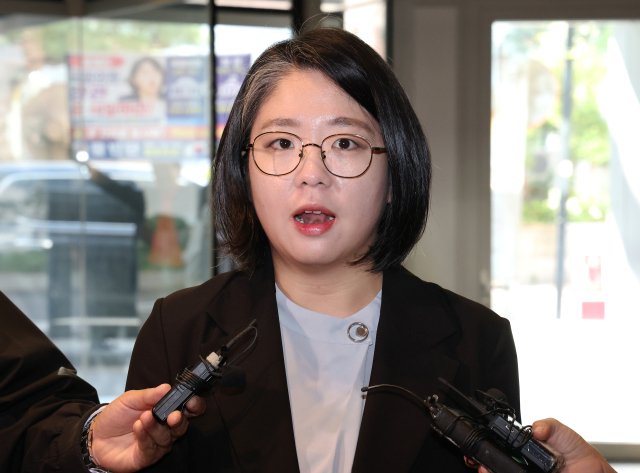 용혜인 성평등가족부 장관 후보자가 11일 서울 서대문구에 마련된 인사청문회 준비 사무실로 출근하며 취재진의 질문에 답변하고 있다. 연합뉴스