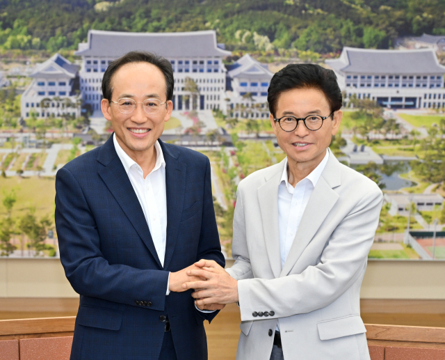 추경호 대구시장과 이철우 경북도지사가 지난 7월 행정통합 등 현안 논의에 앞서 기념촬영을 하고 있다. 경북도 제공