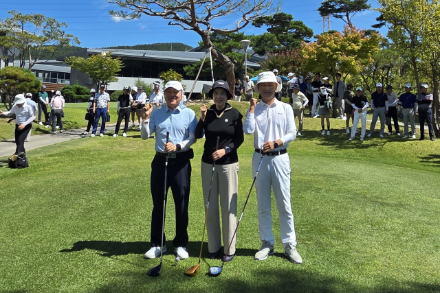 구미산업단지경영자협의회 명예회장들이 시타를 하기 전 기념촬영을 하고 있다. 왼쪽부터 서임교, 서인숙, 최병길 명예회장. 조규덕기자