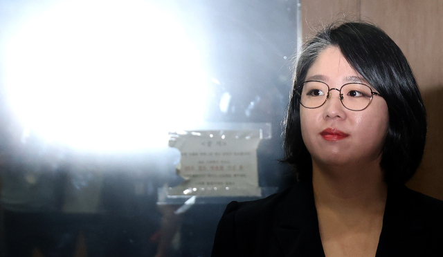 용혜인 성평등가족부 장관 후보자가 13일 국회 소통관에서 후보직 자진 사퇴 기자회견을 마친 뒤 이동하고 있다. 연합뉴스