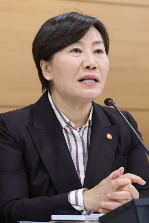 송미령 농림축산식품부 장관이 10일 세종시 정부세종청사에서 열린 기자간담회에서 내년 예산안, 농촌 분야 추석 민생 안정 대책 등 현안에 대한 질문에 답하고 있다. 연합뉴스