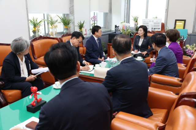 강은희 대구시교육감, 임종식 경북도교육감 등 전국 시도 교육감 9명은 지난 9일 국회 교육위원회를 방문해 지방교육재정교부금 제도 개편에 대한 반대 입장을 전달하는 한편, 안정적인 지방교육재정 확보를 위한 국회 차원의 관심과 협조를 요청했다. 경북교육청 제공.