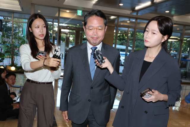 김승원 법무부 장관 후보자가 지난 11일 서울 종로구 적선현대빌딩에 마련된 인사청문회 준비 사무실로 출근하며 취재진의 질문을 듣고 있다. 연합뉴스