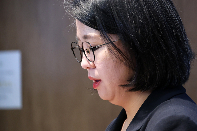 용혜인 성평등가족부 장관 후보자가 13일 국회 소통관에서 후보직 자진 사퇴 기자회견 도중 잠시 생각에 잠겨 있다. 연합뉴스