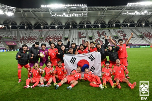 U-20 여자 축구 월드컵에서 16강 진출에 성공한 한국 대표팀이 경기 후 기념촬영을 했다. 대한축구협회 제공
