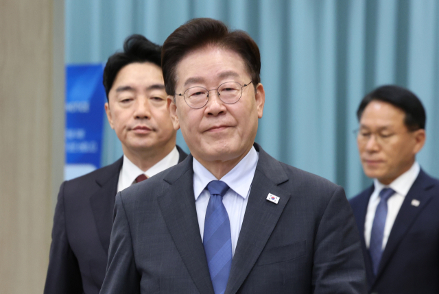 이재명 대통령이 지난 11일 청와대에서 수석보좌관회의에 입장하고 있다. 연합뉴스