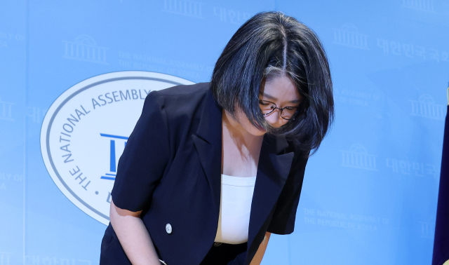 용혜인 성평등가족부 장관 후보자가 13일 국회 소통관에서 후보직 자진 사퇴 기자회견을 마친 뒤 고개 숙여 인사하고 있다. 연합뉴스