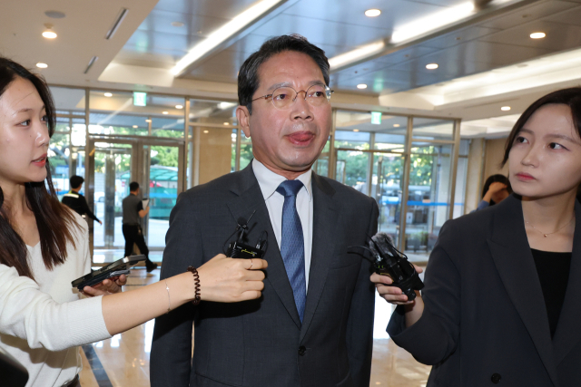 김승원 법무부 장관 후보자가 11일 서울 종로구 적선현대빌딩에 마련된 인사청문회 준비 사무실로 출근하며 취재진의 질문을 듣고 있다. 연합뉴스