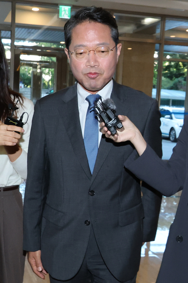 김승원 법무부 장관 후보자가 11일 서울 종로구 적선현대빌딩에 마련된 인사청문회 준비 사무실로 출근하며 취재진의 질문을 듣고 있다. 연합뉴스