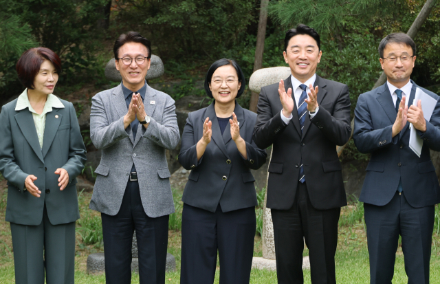 한성숙 국무총리가 13일 서울 종로구 삼청동 국무총리 서울공관에서 열린 고위당정협의회에서 더불어민주당 김민석 대표, 강훈식 대통령비서실장 등 참석자들과 기념촬영을 하고 있다. 연합뉴스