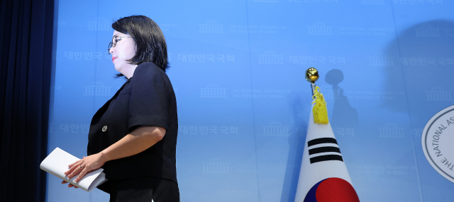 용혜인 겸직·특혜·가족소득당 논란 쏟아지자 여당도 손절