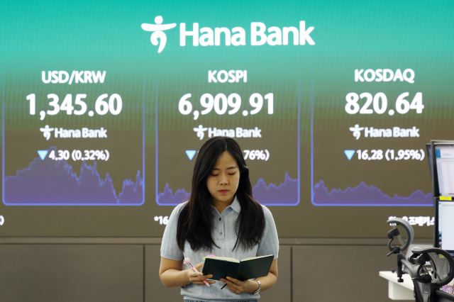 11일 서울 중구 하나은행 딜링룸 현황판에 코스피와 코스닥지수 등이 표시되고 있다. 이날 코스피는 전 거래일 대비 124.01포인트(1.76%) 내린 6,909.91로, 코스닥 지수는 16.28포인트(1.95%) 내린 820.64로 장을 마쳤다. 연합뉴스