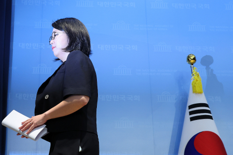 용혜인 겸직·특혜·가족소득당 논란 쏟아지자 여당도 손절