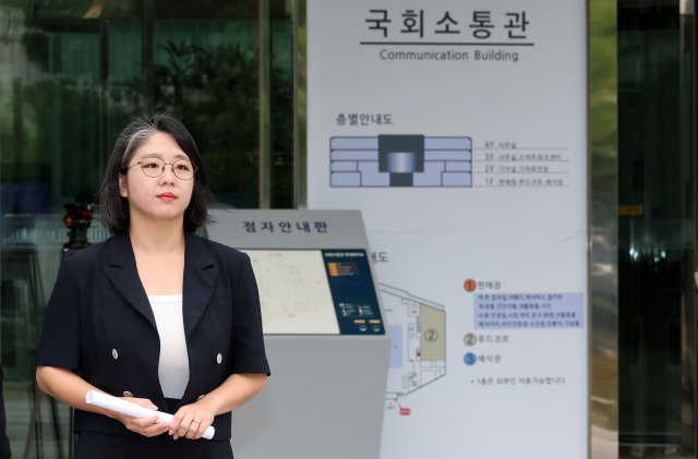 용혜인 성평등가족부 장관 후보자가 13일 국회 소통관에서 후보직 자진 사퇴 기자회견을 마친 뒤 이동하고 있다. 연합뉴스