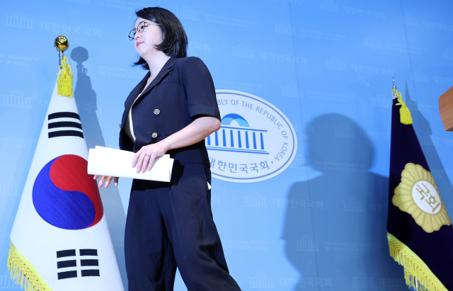 용혜인 성평등가족부 장관 후보자가 13일 국회 소통관에서 후보직 자진 사퇴 기자회견을 마친 뒤 이동하고 있다. 연합뉴스