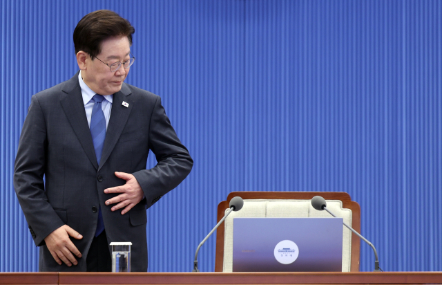 이재명 대통령이 지난 11일 청와대에서 열린 수석보좌관회의에서 국민의례 후 착석하고 있다. 연합뉴스