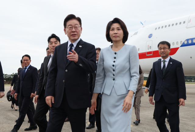 프랑스 국빈 방문 일정을 마치고 귀국한 이재명 대통령과 김혜경 여사가 10일 성남 서울공항에서 이동하고 있다. 연합뉴스