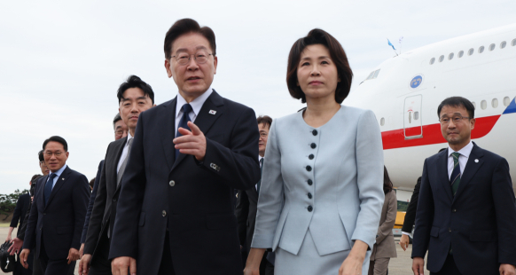 李 대통령, 빈틈 없는 외교…인사·부동산엔 언제 답하나