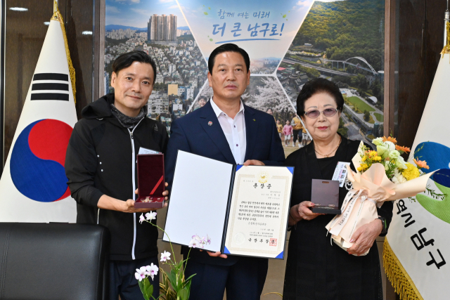 대구 남구는 6·25 전쟁에 참전해 공을 세운 고(故) 장질쇠 일병의 유가족(사진 아래)과 고(故) 이학길 이병의 유가족에게 화랑무공훈장과 증서를 전수했다. 남구 제공